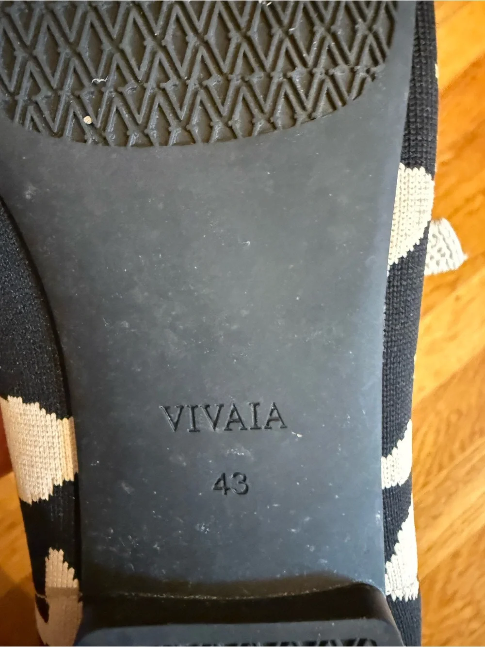 Vivaia black white